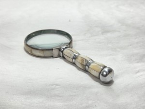 Loupe vintage en laiton argenté avec manche incrusté de nacre, loupe de poche de luxe, décoration de bureau, cadeau d'affaires - Product Image 3