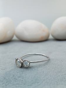 Bague de fiançailles classique en or massif 18 carats avec diamant rond de 2 carats cultivé en laboratoire VVS/VS EF, sertissage à griffes, avec certificat IGI - Product Image 4