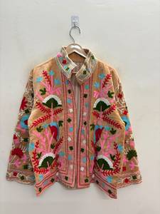 Blouson Bomber en Velours Beige Brodé Motif Floral et Oiseaux Col Montant Zippé pour Femme – Vêtement d'extérieur Hiver Personnalisé - Product Image 1