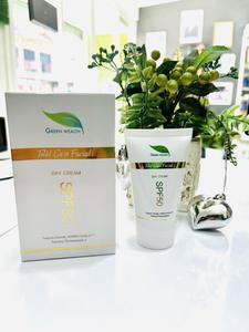 Total Care Green Wealth Crème de jour anti-rides infusée à la vitamine E Ensemble de prévention du vieillissement prématuré Ensemble de soins de la peau d'apparence jeune - Product Image 4