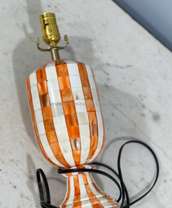 Lampes en os et en résine exquises avec de superbes abat-jour fabriqués à partir de copeaux de résine colorés et de motifs traditionnels d'incrustation d'os. - Product Image 4