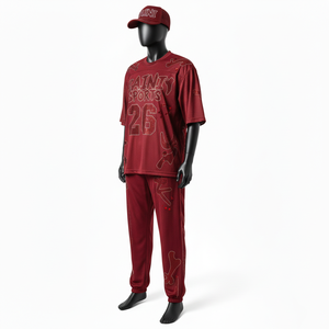 Ensemble deux pièces pour homme en polyester mesh de haute qualité, couleur bordeaux foncé avec empiècements en mesh contrastant, logo personnalisé. - Product Image 4