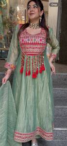 Costume Anarkali vert en soie froissée pour femme, broderie rouge, pompons, tenue traditionnelle indienne et pakistanaise pour les fêtes et Diwali - Product Image 1