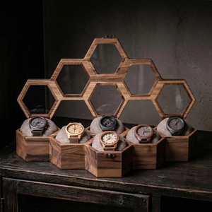 Caja de Relojes Hexagonal de Nogal con 6 Ranuras, Organizador de Joyas con Tapa de Madera y Cristal, Grabado para Regalo - Product Image 3