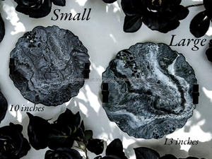 Plateau décoratif en résine époxy noire fait main, design géode, plateau de vanité, cadeau de pendaison de crémaillère, art fonctionnel en forme de géode - Product Image 4