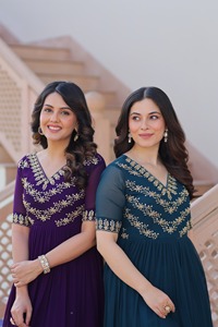 Magnifique tenue de mariage indienne et pakistanaise, richement brodée de sequins et de fils multiples, Salwar Kameez Anarkali effet fleuri. - Product Image 6