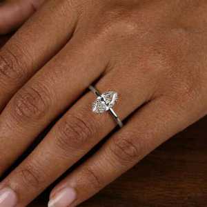 Anillo de Diamantes Elegante y Lujoso, Oro Blanco de 18K, Diamante Cultivado en Laboratorio de 2 Quilates, VVS2, Certificado IGI, Aniversario de Bodas Vintage - Product Image 3