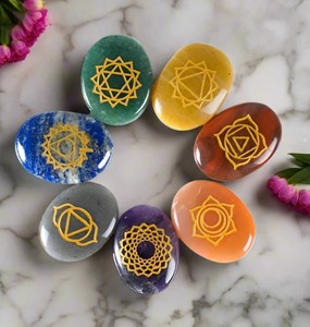 Design coloré 7 chakras, forme ovale polie et lisse, sensation agréable au toucher, idéal pour la méditation et la relaxation, excellent pour l'enseignement. - Product Image 4