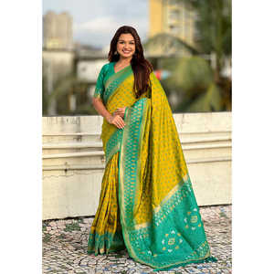 ผ้าไหมเนื้อนุ่มสีเขียวเมห์นดี ยี่ห้ออีลิท วีฟส์  ปักลายซารีแบบปาโตลา พร้อมลายแบนดานีแบบตัดกัน  ชุดราตรีสุดหรู น้ำหนัก 650 กรัม - Product Image 6