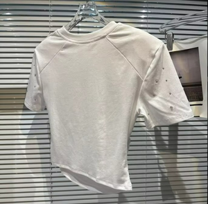 Camisetas elegantes para mujer con adornos de diamantes de imitación, diseño brillante y moderno con logotipo de cristal, tops para fiestas. - Product Image 1