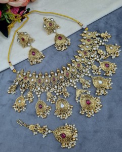 Ensemble de bijoux ethniques plaqué or avec collier à motif goutte d'eau, perles et franges, boucles d'oreilles et mangtika, pour réception de mariage, vente en gros - Product Image 1