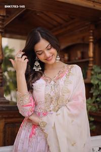 Robe longue évasée en soie russe lourde avec imprimé numérique et broderie Zari-sequins, col en V, longueur cheville, avec dupatta - Vente en gros - Product Image 4