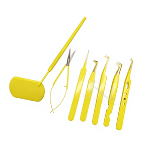 Pince à cils jaune avec revêtement en poudre, pointe en plasma dorée, poignée simple, en acier inoxydable / Ciseaux / Miroir / Emballage en boîte noire - Product Image 1