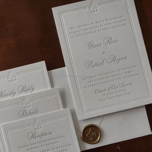 Carte d'invitation de mariage classique de luxe en relief avec logo personnalisé, taille personnalisée, design élégant en typographie, papier fantaisie, couleur personnalisée - Product Image 5