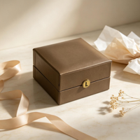 Boîte cadeau de luxe personnalisée à couvercle rabattable pour bijoux, avec insert en velours, revêtement UV artistique, gaufrage et logo en feuille d'or pour l'emballage de parures de bagues et boucles d'oreilles