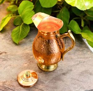 Ensemble de carafes en cuivre pour une présentation de table décorative haut de gamme, service d'eau en métal avec verres, durable et réutilisable pour le service à table. - Product Image 1