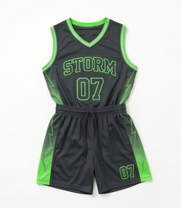 Ensemble de maillot de basket Storm noir et vert, sublimé, col en V, sans manches, short à cordon, évacuation de l'humidité, coupe athlétique, adulte - Product Image 1