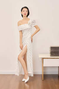 Robe pour femme KD77 Maxi SKY LIGHT, épaules dénudées, col asymétrique, tissu satiné à pois, robe à une épaule à pois - Product Image 6