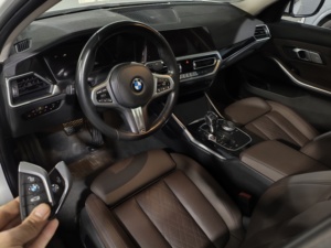 <span class=keywords><strong>BMW</strong></span> <span class=keywords><strong>Serie</strong></span> <span class=keywords><strong>3</strong></span> <span class=keywords><strong>2022</strong></span> Facelift 320Li Pacchetto M Sport Bianco Esterno Auto Usata con Emissioni Euro VI 150-200 CV - Product Image 4
