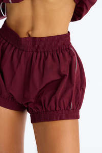 Conjunto Deportivo de Dos Piezas para Mujer: Chaqueta Corta Color Borgoña y Pantalones Cortos Deportivos de Cintura Alta con Ribete Reflectante - Product Image 3