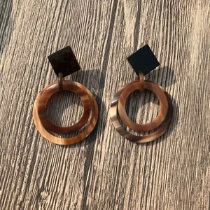 Pendientes de Cuerno de Búfalo Hechos a Mano con Diseño Animal Elegante para Mujer, 100% Cuerno de Búfalo Natural, Pieza de Arte Coleccionable - Product Image 1