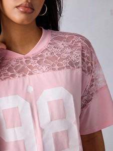 T-shirt court tendance rose en dentelle patchwork style maillot de football américain pour femme, à manches courtes, avec empiècements en maille, col en V sportif, streetwear - Product Image 2