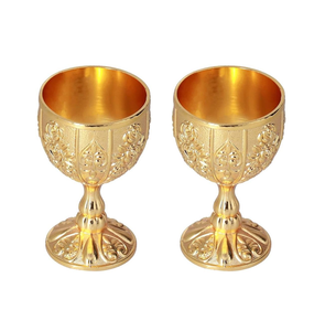Calice d'église créatif en métal avec finition plaquée or brillant, motif floral en relief et patène ronde – Accessoires pour la liturgie - Product Image 1