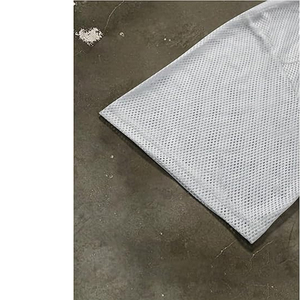 เสื้อฟุตบอลตาข่าย OEM ทรงโอเวอร์ไซส์ คอวี สไตล์เรโทร พิมพ์ลายแบบซับลิเมชั่น โลโก้ดิจิทัล ชื่อ หมายเลข ผู้ผลิต - Product Image 3