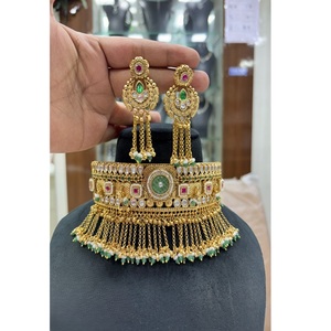 Ensemble collier et boucles d'oreilles en laiton plaqué or de qualité supérieure, élégant et glamour, pour femmes, pour les occasions de mariage. - Product Image 1
