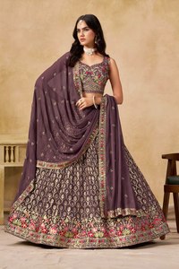 Elegante Lehenga Choli Morado Bordado con Estampado Floral y Dupatta de Organza para Damas de Honor - Product Image 2