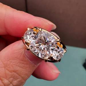 Bague à trois pierres en or jaune 10K avec diamant VS1 taille coussin double bande et trois pierres latérales rondes de 2,00 carats, cultivées en laboratoire, bijou cadeau pour anniversaires pour elle - Product Image 2