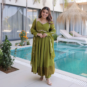 ชุดคุรตะสำเร็จรูปพรีเมียม Mul Chanderi พร้อมกางเกงผ้าไหมโรมัน ไซส์ M ถึง XXL ตกแต่งด้วยงานกระจกและลูกไม้ เหมาะสำหรับงานปาร์ตี้ - Product Image 1