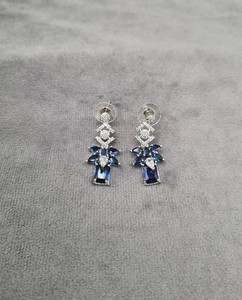 Boucles d'oreilles pendantes à grappe florale, bijoux de mode de luxe en gros pour femmes, fabricants de boucles d'oreilles plaquées rhodium avec diamants américains - Product Image 6