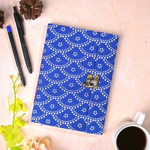 Cuaderno de Papel Reciclado Hecho a Mano en Azul y Blanco, 8x6 Pulgadas, Diario con Cierre - Product Image 3