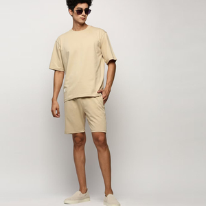 เสื้อยืดคอกลมสีเบจสำหรับผู้ชายพร้อมกางเกงขาสั้น ชุดลำลองสำหรับฤดูร้อน ผ้าถัก ระบายอากาศได้ดี - Product Image 3