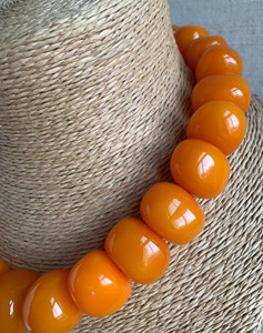 Collier classique en résine jaune avec diamants et perles Style romantique emballé en soie et lin pour les anniversaires - Product Image 2