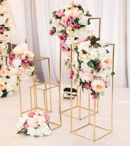 Centre de table de mariage en métal doré avec fleurs blanches et bougies, décoration de table moderne - Product Image 3