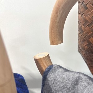 Porte-écharpes et serviettes en bois avec barre métallique, organisateur mural pour entrée ou placard - Product Image 3