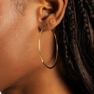 Grandes boucles d'oreilles créoles dorées pour femmes, en acier inoxydable plaqué or jaune, légères et tendance - Product Image 3