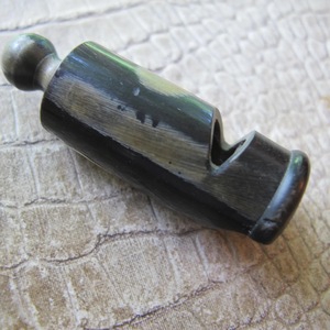 นกหวีดทำจากเขาควายสำหรับสัตว์เลี้ยง |   นกหวีดฝึกสัตว์ทำมือ รักษ์โลก สไตล์เรียบง่าย คุณภาพสูง - Product Image 1
