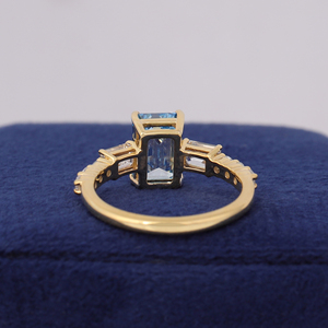 Bague de fiançailles en diamant de laboratoire de 2 carats, taille émeraude, bleu vif fantaisie, certifiée IGI, or jaune 14 carats - Product Image 5