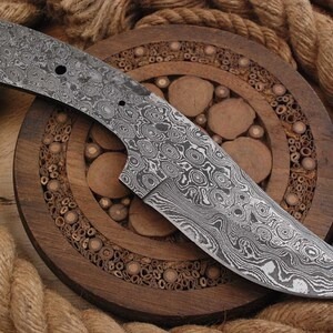 Couteau de cuisine, de chasse et de camping en acier de Damas, à lame droite à pointe clip, entièrement forgé à la main par un forgeron médiéval - Product Image 4