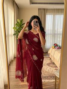 Sari Rangoli Crush con borde Cutdana Khatli hecho a mano, adornos pesados de Cutdana, Moti y espejos auténticos, 2 Butta grandes en Pallu, con blusa. - Product Image 4