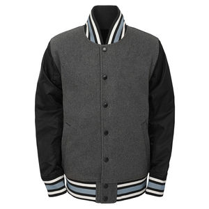 Veste universitaire unisexe OEM grise et noire, personnalisée, en laine, style Letterman Bomber, avec col, poignets, fermeture à boutons-pression et poches rayés - Product Image 3