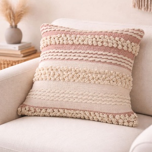 Housse de coussin texturée style bohème avec détails en pompons, housse de coussin décorative tissée, coussin d'appoint bohème pour canapé - Product Image 2