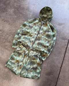 Conjunto Deportivo Personalizado de Nylon para Correr, Chaqueta Cortavientos con Estampado de Camuflaje, Chaqueta de Manga Larga Unisex y Pantalones Cortos Deportivos - Product Image 1