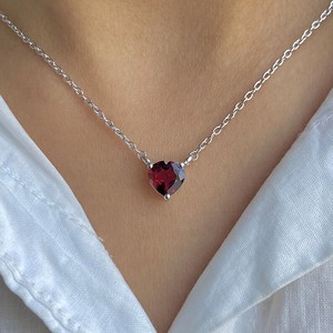 Pendentif en grenat naturel taillé en cœur, argent sterling 925 plaqué or, bijou vintage délicat, cadeau d'anniversaire pour femme - Product Image 1