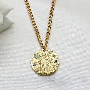 Collier Pendentif Zodiaque Gémeaux en Argent 925 Plaqué Or, Médaillon Texturé Jumeaux, Chaîne Gourmette CZ Colorée, Vente en Gros - Product Image 1
