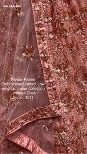 Fournisseur de tenues traditionnelles indiennes de haute qualité, en tissu résille lourd avec des fleurs, des paillettes et des broderies Zari, comprenant un Lehenga-Choli et un ensemble Dupatta, de Surat. - Product Image 2