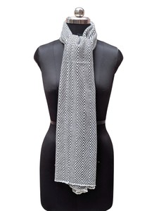 Bufanda Gris de Lujo para Mujer con Diseño Zigzag, Mezcla de Lana y Acrílico, 28x80 Pulgadas, Hecha a Mano, Cómoda, Chal de Fibra Premium para Invierno - Product Image 3